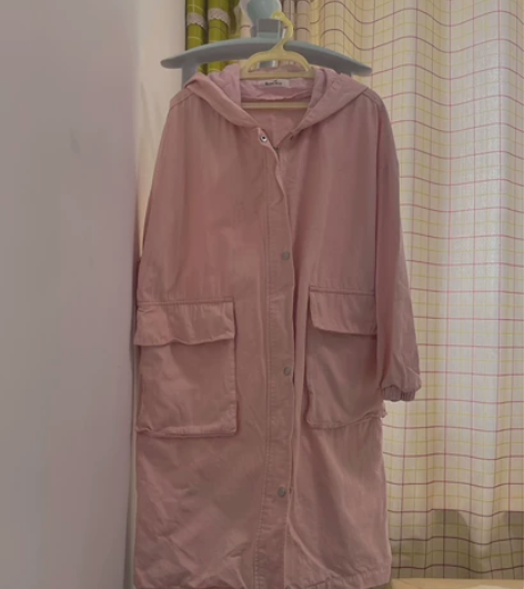 韩国商场购买 长款连帽风衣外套 背后有抽绳...