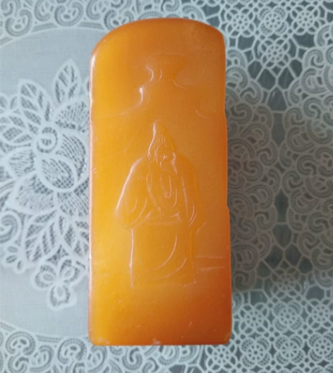 田黄石，密度2.57硬度2.5太阳光下看出...