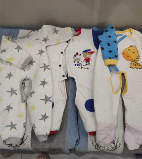 儿童连体衣 童装 自己家穿的 左右两件是夹...