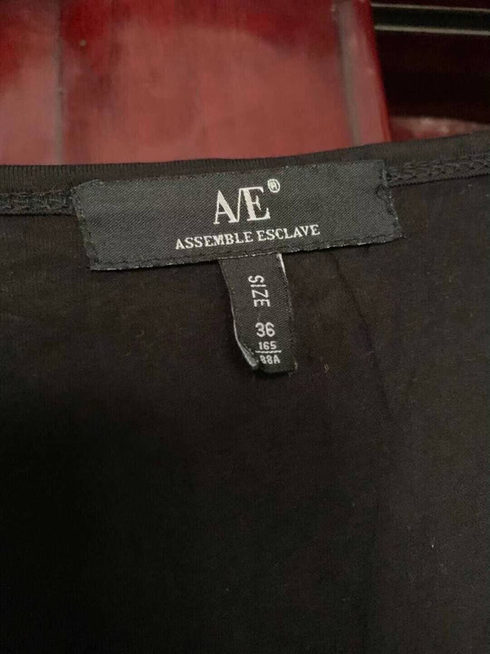 品牌Assemble esclave上衣短...