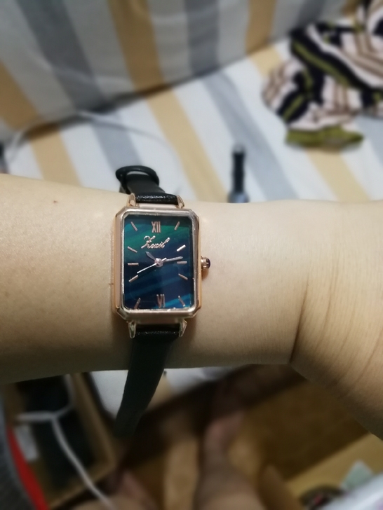 全新女士腕表，小巧，买了从没戴过，包装盒扔...