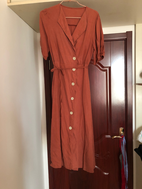 裙子，实体店购入，面料很舒服，洗着会有轻微...