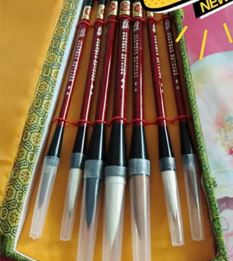 七只毛笔，分别是兔毛，狼毛，山羊毛，狼尾毛...