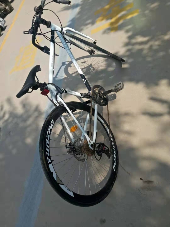 山地车,几乎全新,买回来只骑了一次,转给需...