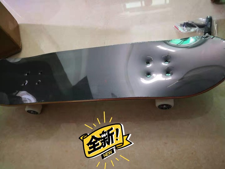 全新，未拆包装，沸点滑板来伊份联名小狮子图...