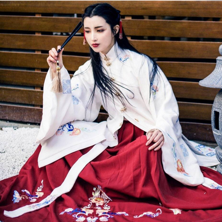 司南阁 画屏 汉服 L码红裙一件,布料厚实...