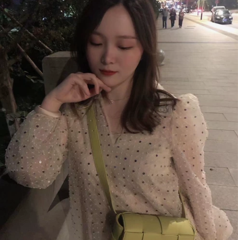 zll 实体店买的，非常好看，一直细心呵护...