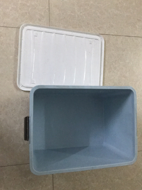 一个带轮子的收纳箱，尺寸见图