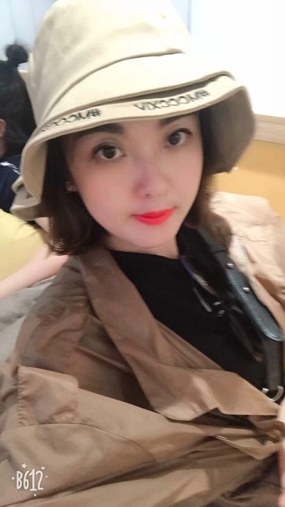 卡其色渔夫帽，在一家欧货店买的。戴过一次，...