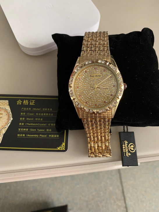 朋友送的，全新手表，戴着玩送人都不错。