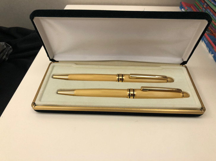 圆珠笔礼盒，内含两支圆珠笔，全新未使用。闲...