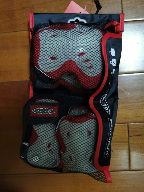 micro 全新中号护具，头盔带过一次，其...