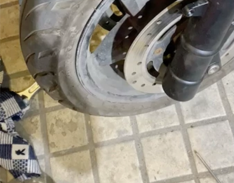 出贝纳利银刃250踏板前减震，加硬，调过油...