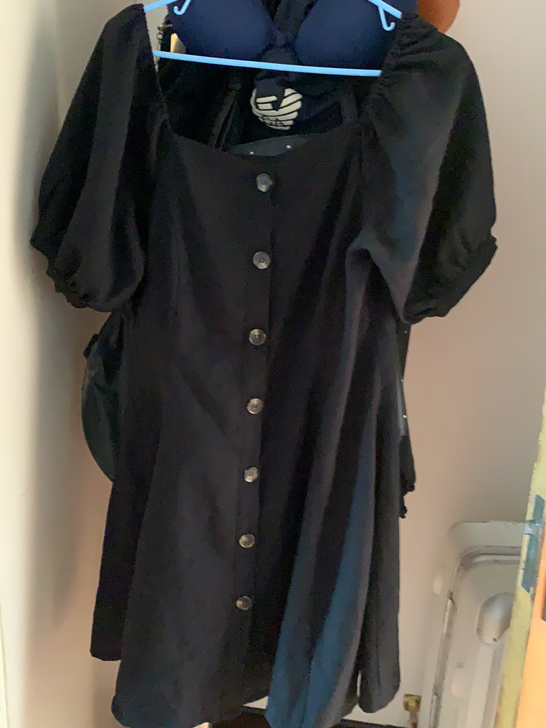 黑色裙子，面料很舒服 质感也很好