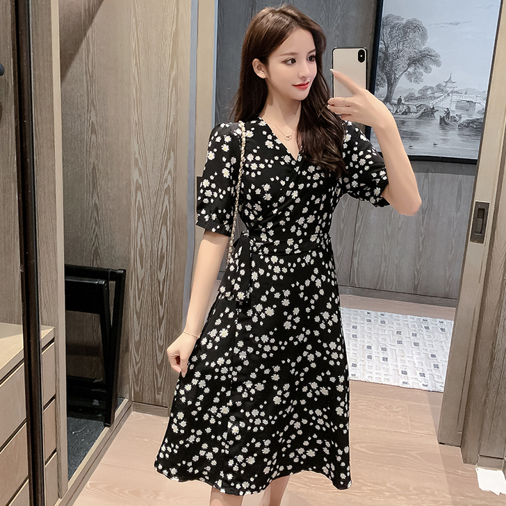 小雏菊碎花连衣裙女夏一片式收腰显瘦中长款系...