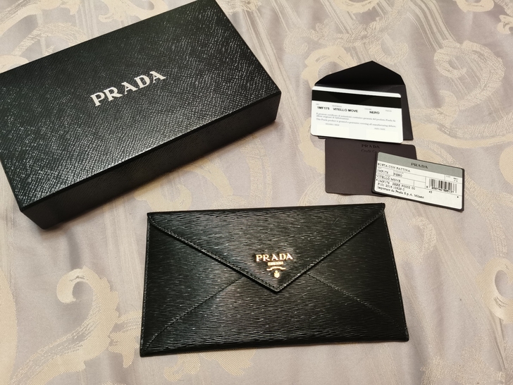 Prada水波纹信封包