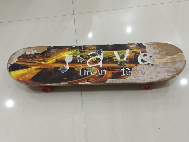 年轻时候玩的滑板，有明显的使用痕迹，出给有...