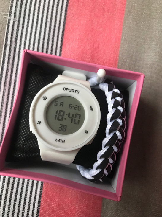 新旧程度 全新 表盘上的保护膜都在的