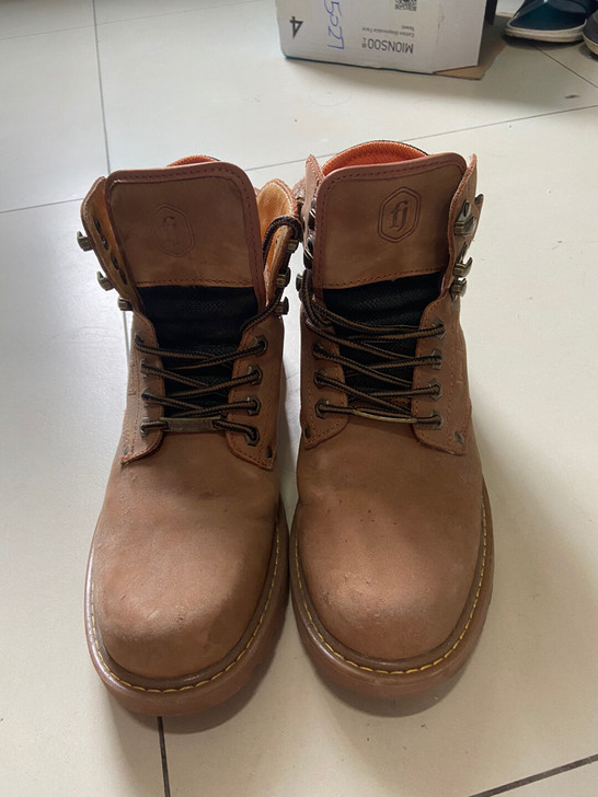 骆驼正品靴子，淘宝旗舰店买的，因为不喜欢一...