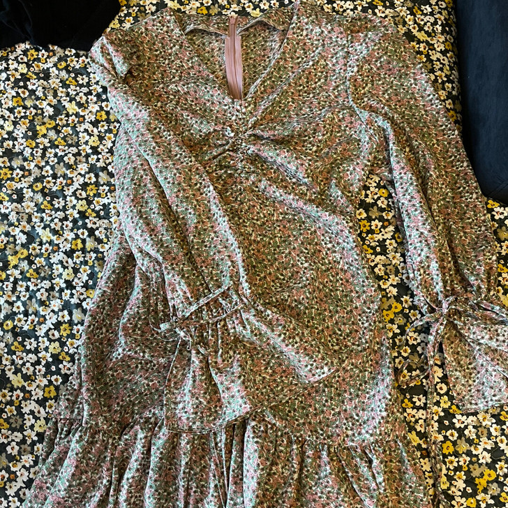 碎花长袖裙 比较宽松带收腰130内都可以穿...