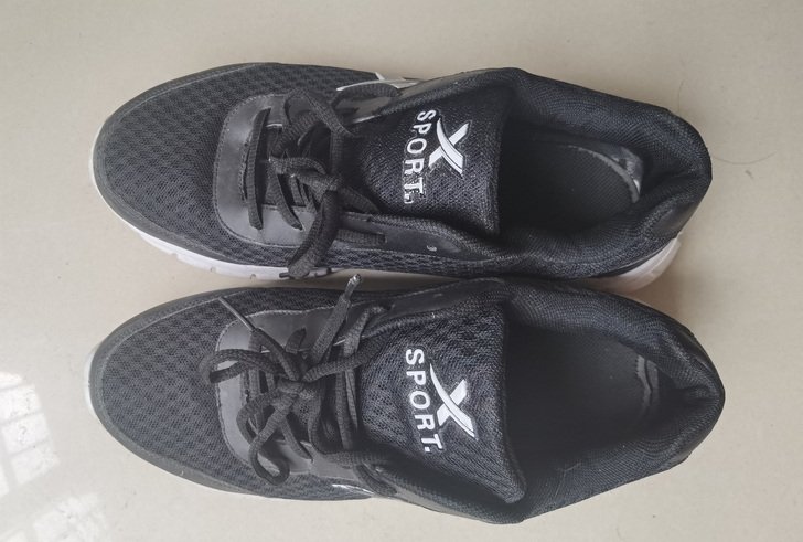 特步男士42码运动鞋