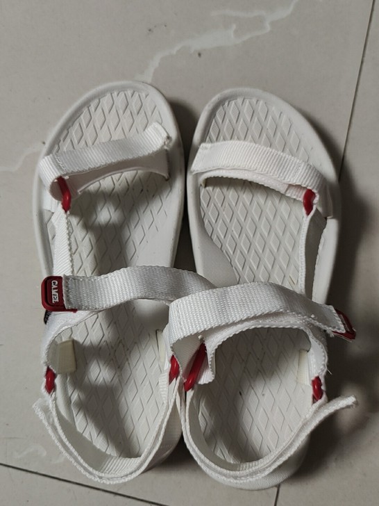 骆驼凉鞋，孩子穿过一次，37/38都能穿。