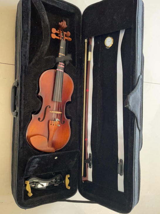小提琴，实体店购入，孩子大了换琴了，音色好...