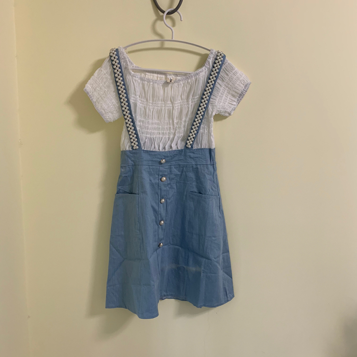 全新的拼接背带裙上衣一体。全新的就一件，做...