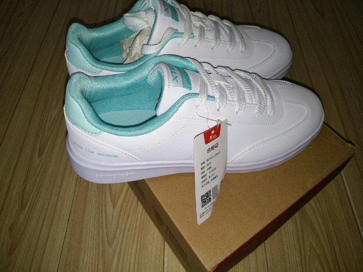 特步牌鞋。运动鞋。