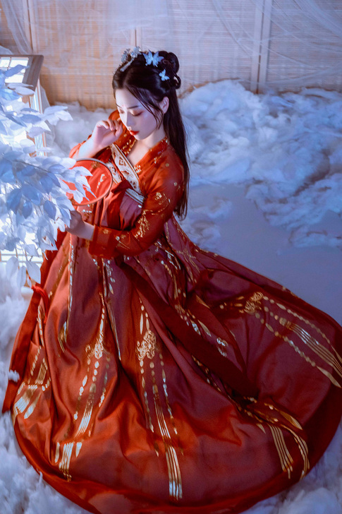 艺缕 红汉服带大袖