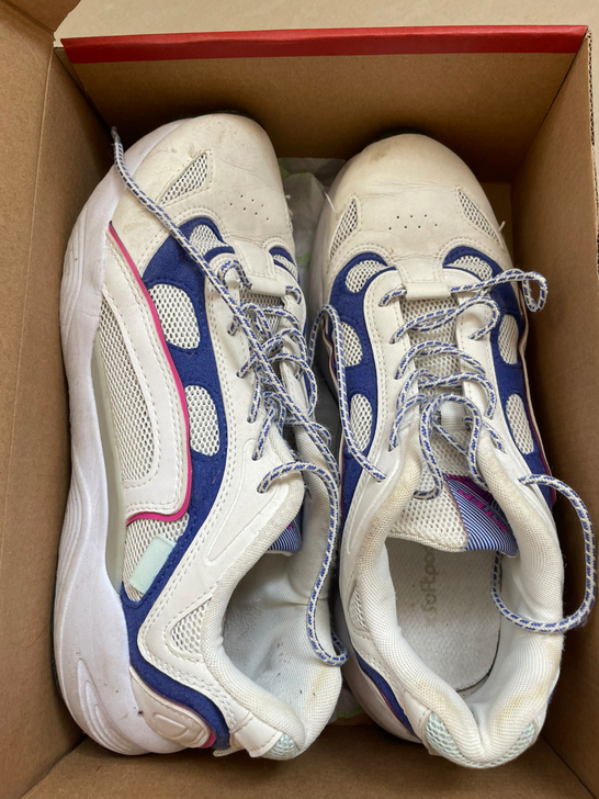 特步鞋子 有原盒子