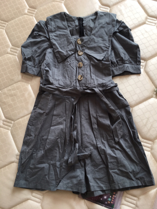 娃娃领泡泡袖连体裤