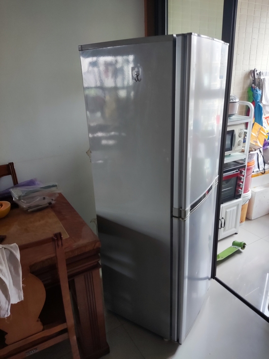 家里换了一个大冰箱，这个美菱冰箱转让，外观...