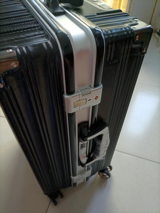 闲置包邮全新铝框行李箱静音万向轮26寸男女...