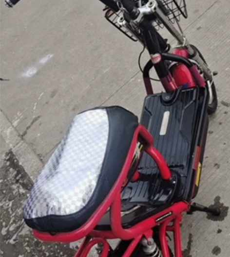 弯月星星充电桩 7kW 银色、黑色、红色三...