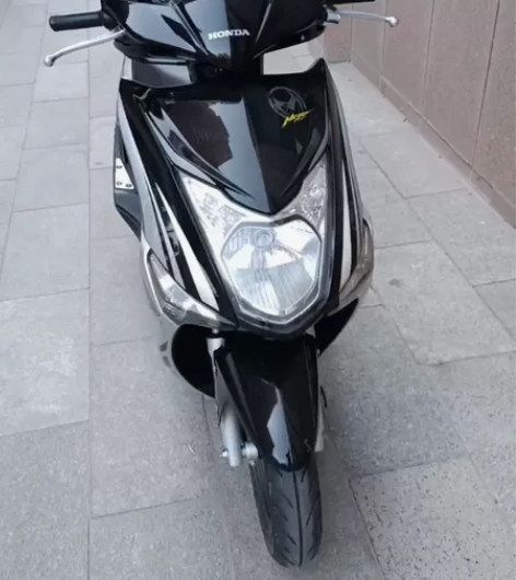 新大洲本田魔战125踏板摩托车，国三化油器...