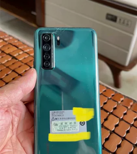 出一台华为Nova7SE，除了后盖有裂痕不...