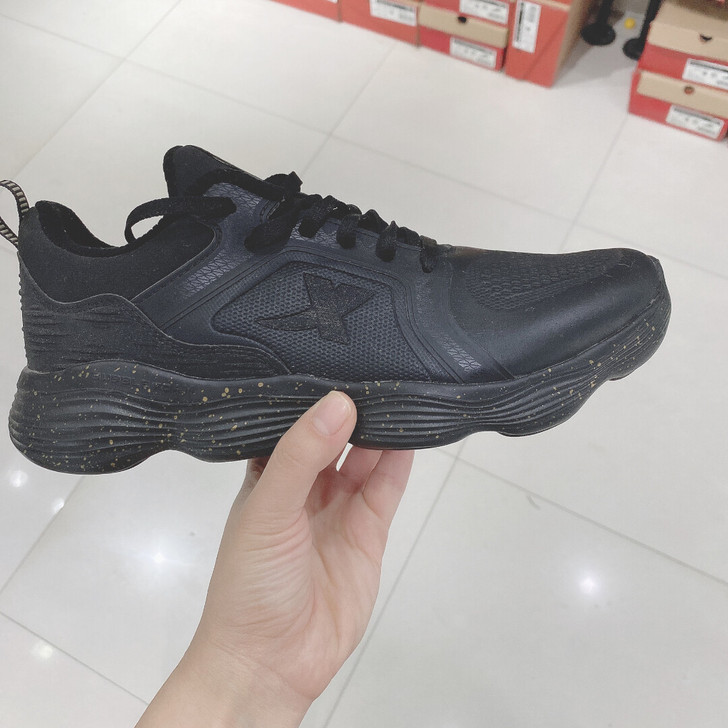 特步皮面运动鞋。黑金39 40 41 42...
