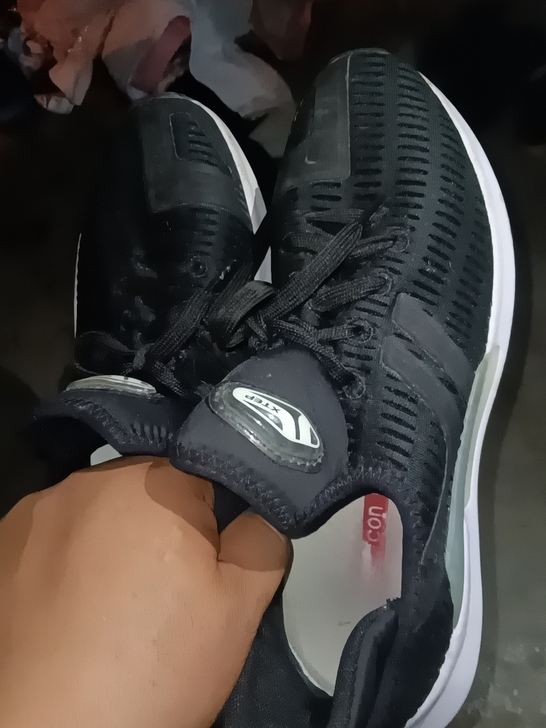 特步40码。