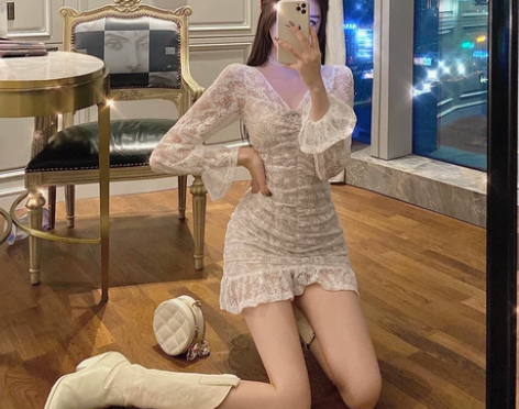 法式蕾丝连衣裙气质名媛性感V领小心机长袖修...