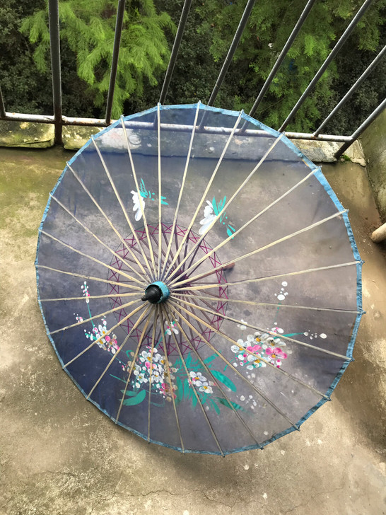 两把特色工艺伞，一把绢面料，一把蓝印花布面...