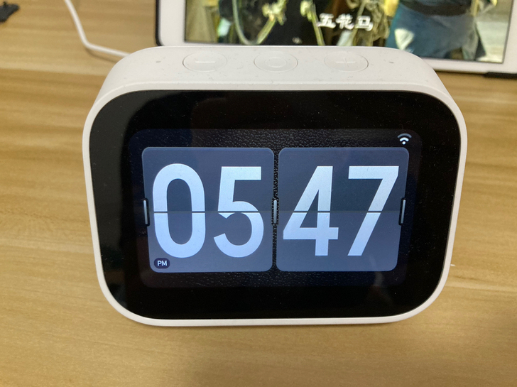 接近全新的小爱触屏音箱。没怎么用过，无划痕...