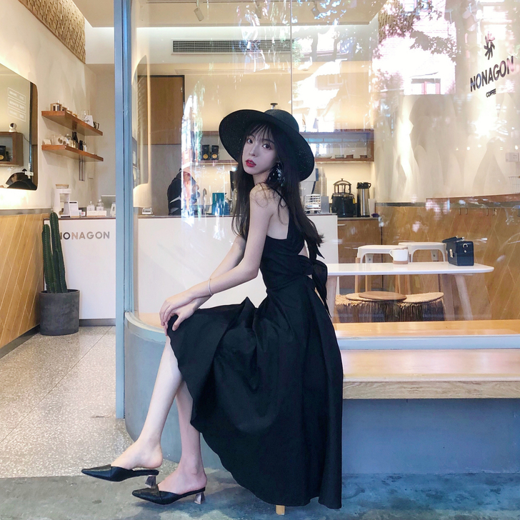 露背吊带小黑裙赫本冷淡风极简主义蝴蝶结收腰...