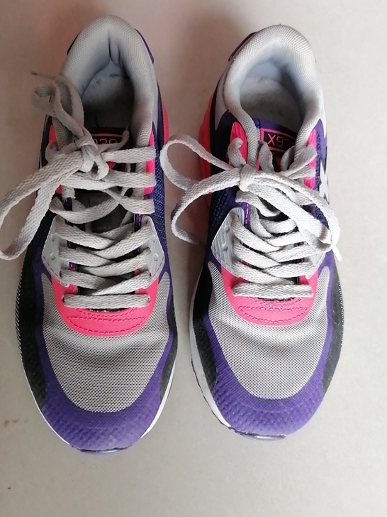 女款特步运动鞋，九成新以上，只穿两次，和新...