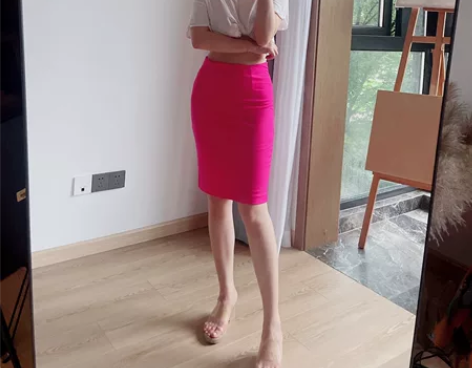 玫红色半身包臀裙，全新，有弹力90-120...