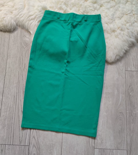 有一阵特别喜欢浓度高的衣服，比如这款包臀裙...