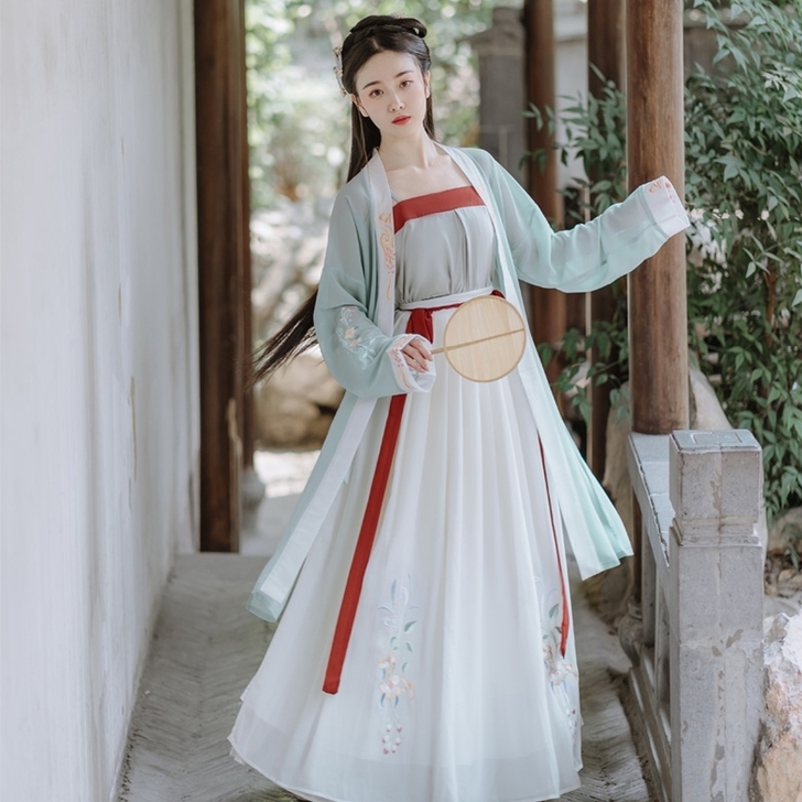 白菜汉服,当初拍作业买的,只穿过两次,送图...
