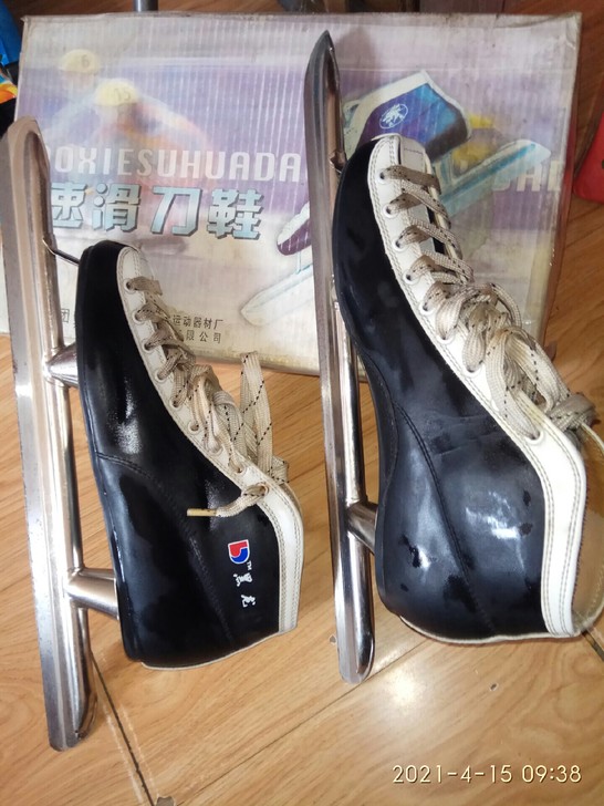 本人用的冰刀鞋。夏天改用旱冰鞋了。42码。...