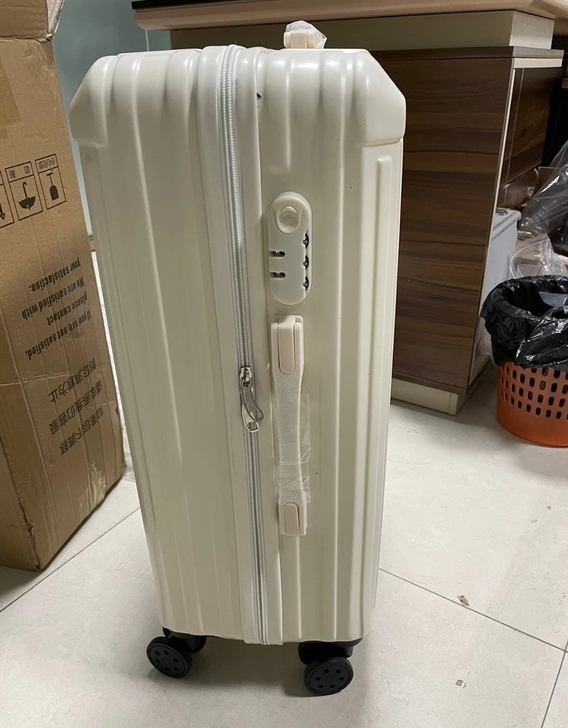 刚买的行李箱26寸全新想开学用，没啥毛病就...