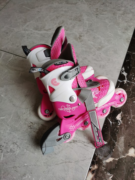 九成新 女儿穿过两次 不敢玩就不学了